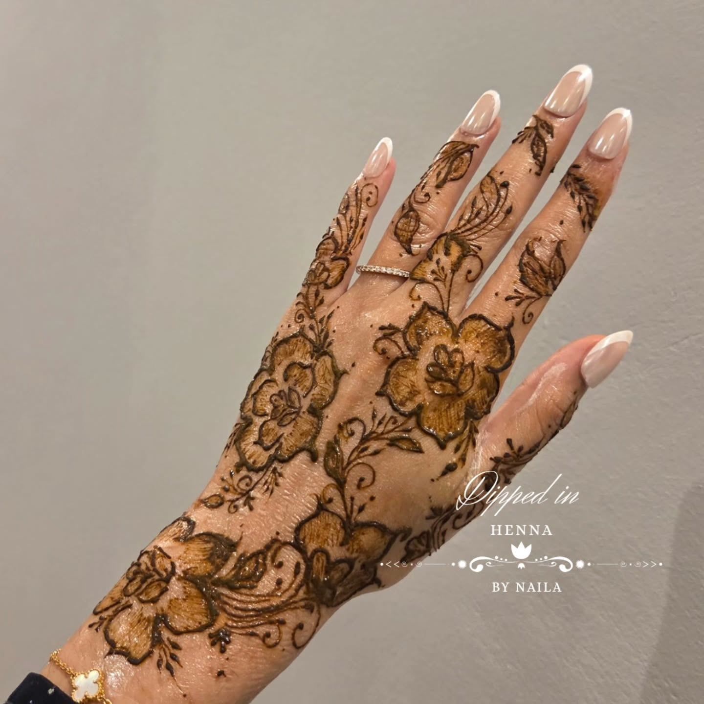 Flowers and leaves in henna on the hand